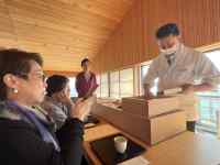 部屋の中にいる男性
AI 生成コンテンツは誤りを含む可能性があります。