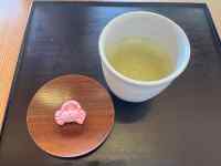 テーブル, 屋内, 座る, 食品 が含まれている画像
AI 生成コンテンツは誤りを含む可能性があります。