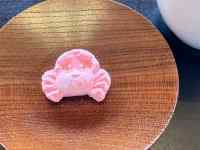 テーブル, 座る, 木製, 帽子 が含まれている画像
AI 生成コンテンツは誤りを含む可能性があります。