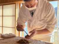 窓, ケーキ, 男, 女性 が含まれている画像
AI 生成コンテンツは誤りを含む可能性があります。