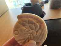 屋内, テーブル, 座る, 食品 が含まれている画像
AI 生成コンテンツは誤りを含む可能性があります。