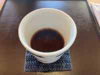 テーブルの上に置かれたコーヒーカップ
AI 生成コンテンツは誤りを含む可能性があります。