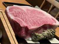 テーブル, 食品, 座る, 木製 が含まれている画像
AI 生成コンテンツは誤りを含む可能性があります。