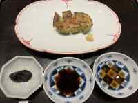 皿の上にあるいろんな食べ物
AI 生成コンテンツは誤りを含む可能性があります。