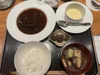 テーブル, 皿, カップ, コーヒー が含まれている画像
AI 生成コンテンツは誤りを含む可能性があります。