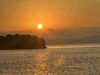 夕日が沈む様子
AI 生成コンテンツは誤りを含む可能性があります。