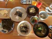 テーブルの上にあるいろんな食べ物
AI 生成コンテンツは誤りを含む可能性があります。