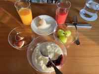 テーブル, 食品, 皿, メガネ が含まれている画像
AI 生成コンテンツは誤りを含む可能性があります。