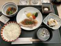 テーブルに置いている様々な料理
AI 生成コンテンツは誤りを含む可能性があります。