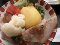 皿に盛られた食べ物
AI 生成コンテンツは誤りを含む可能性があります。