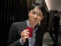 �X�[�c�𒅂��j�����w�������Ă���j��

AI �����R���e���c�͌����܂މ\��������܂��B