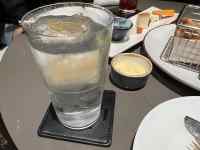 �e�[�u���̏�̐H���ƈ��ݕ�

AI �����R���e���c�͌����܂މ\��������܂��B