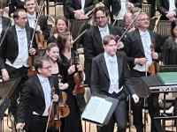 �X�[�c�𒅂��j������

AI �����R���e���c�͌����܂މ\��������܂��B