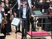 �P�������Ă���X�[�c�𒅂��j������

AI �����R���e���c�͌����܂މ\��������܂��B