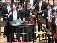 �X�[�c�𒅂��j���̃O���[�v

AI �����R���e���c�͌����܂މ\��������܂��B