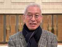 �����̑O�ɗ����Ă���j��

AI �����R���e���c�͌����܂މ\��������܂��B