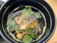 �{�E���̒��ɓ����Ă���T���_

AI �����R���e���c�͌����܂މ\��������܂��B