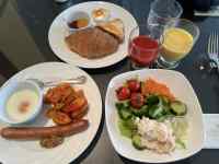 �e�[�u���̏�ɂ��鐔��ނ̐H��

AI �����R���e���c�͌����܂މ\��������܂��B