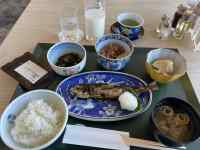 �e�[�u���̏�ɂ��邢���ȗ���

AI �����R���e���c�͌����܂މ\��������܂��B