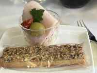 �e�[�u���̏�ɒu���ꂽ�f�U�[�g

AI �����R���e���c�͌����܂މ\��������܂��B