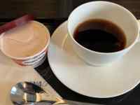 �e�[�u���̏�ɒu���ꂽ�R�[�q�[�J�b�v

AI �����R���e���c�͌����܂މ\��������܂��B