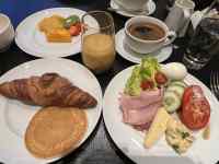 �M�̏�ɂ��邢���ȐH�ו�

AI �����R���e���c�͌����܂މ\��������܂��B