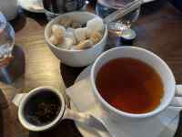 �e�[�u���̏�ɂ���R�[�q�[

AI �����R���e���c�͌����܂މ\��������܂��B