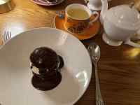 �M�̏�ɂ��郏�C���O���X

AI �����R���e���c�͌����܂މ\��������܂��B