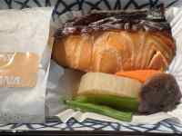 �g���C�̏�ɂ���T���h�C�b�`

AI �����R���e���c�͌����܂މ\��������܂��B