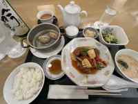 �e�[�u���̏�ɂ��邢���ȗ���

AI �����R���e���c�͌����܂މ\��������܂��B