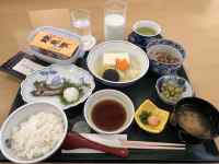 �e�[�u���̏�ɕ��ׂ�ꂽ����

AI �����R���e���c�͌����܂މ\��������܂��B