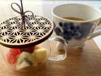 �e�[�u���̏�ɒu���ꂽ�R�[�q�[�J�b�v

AI �����R���e���c�͌����܂މ\��������܂��B