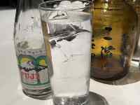 �K���X�̕r�ɓ����Ă���r�[��

AI �����R���e���c�͌����܂މ\��������܂��B