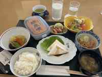 �e�[�u���̏�ɂ��闿��

AI �����R���e���c�͌����܂މ\��������܂��B