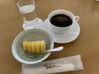 �e�[�u���̏�ɂ���R�[�q�[

AI �����R���e���c�͌����܂މ\��������܂��B