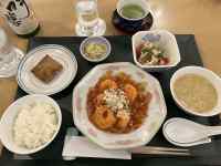 �e�[�u���̏�ɕ��ׂ�ꂽ����

AI �����R���e���c�͌����܂މ\��������܂��B