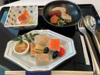 �g���C�̏�ɂ���H��

AI �����R���e���c�͌����܂މ\��������܂��B