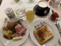 �e�[�u���̏�ɂ��邢���ȐH�ו�

AI �����R���e���c�͌����܂މ\��������܂��B