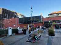 �����̑O�̕���������l�X

AI �����R���e���c�͌����܂މ\��������܂��B