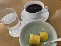 �J�b�v, �e�[�u��, �R�[�q�[, ���� ���܂܂�Ă���摜

AI �����R���e���c�͌����܂މ\��������܂��B