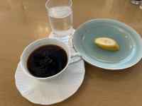 �J�b�v, �e�[�u��, �R�[�q�[, �H�i ���܂܂�Ă���摜

AI �����R���e���c�͌����܂މ\��������܂��B