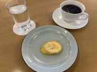 �M�̏�ɂ���H���ƃR�[�q�[

AI �����R���e���c�͌����܂މ\��������܂��B