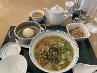 �e�[�u���̏�ɂ��闿��

AI �����R���e���c�͌����܂މ\��������܂��B