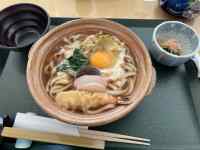 �e�[�u���̏�ɂ��闿��

AI �����R���e���c�͌����܂މ\��������܂��B