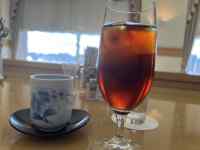 �e�[�u���̏�ɂ��郏�C���O���X�ƃ{�g��

AI �����R���e���c�͌����܂މ\��������܂��B