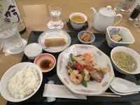 �e�[�u���̏�ɕ��ׂ�ꂽ����

AI �����R���e���c�͌����܂މ\��������܂��B