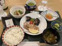 �e�[�u���̏�ɂ��鐔��ނ̐H��

AI �����R���e���c�͌����܂މ\��������܂��B