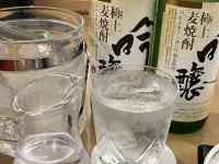 �e�[�u���̏�̈��ݕ����������O���X

AI �����R���e���c�͌����܂މ\��������܂��B