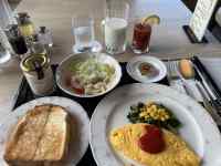 �e�[�u���̏�ɕ��ׂ�ꂽ����

AI �����R���e���c�͌����܂މ\��������܂��B