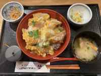 �g���C�̏�ɂ��闿��

AI �����R���e���c�͌����܂މ\��������܂��B